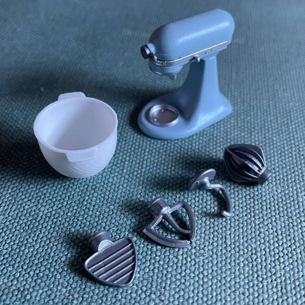 Zuru Mini Brands Miniverse KitchenAid Stand Mixer + Lip Couch + Trash Can